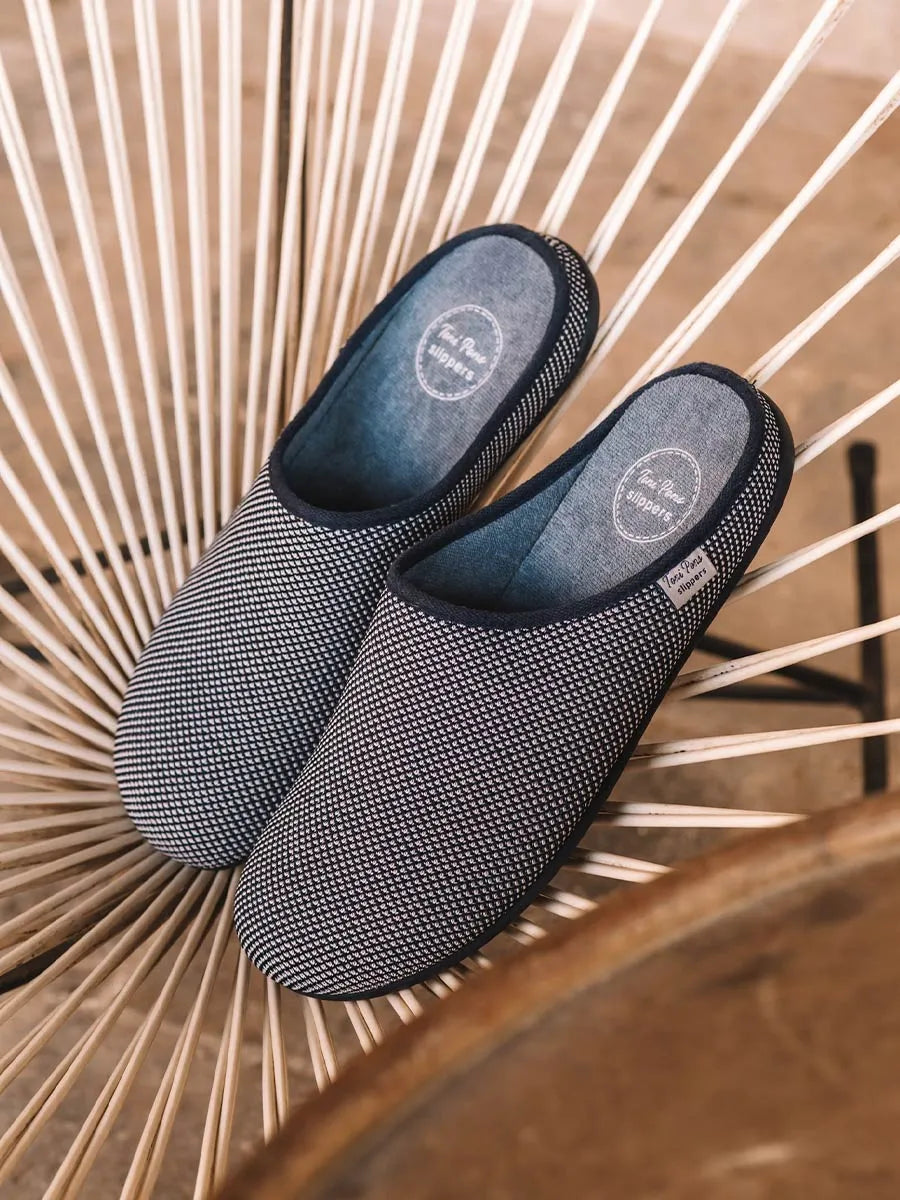 Men's clog-type slipper in mesh-like fabric