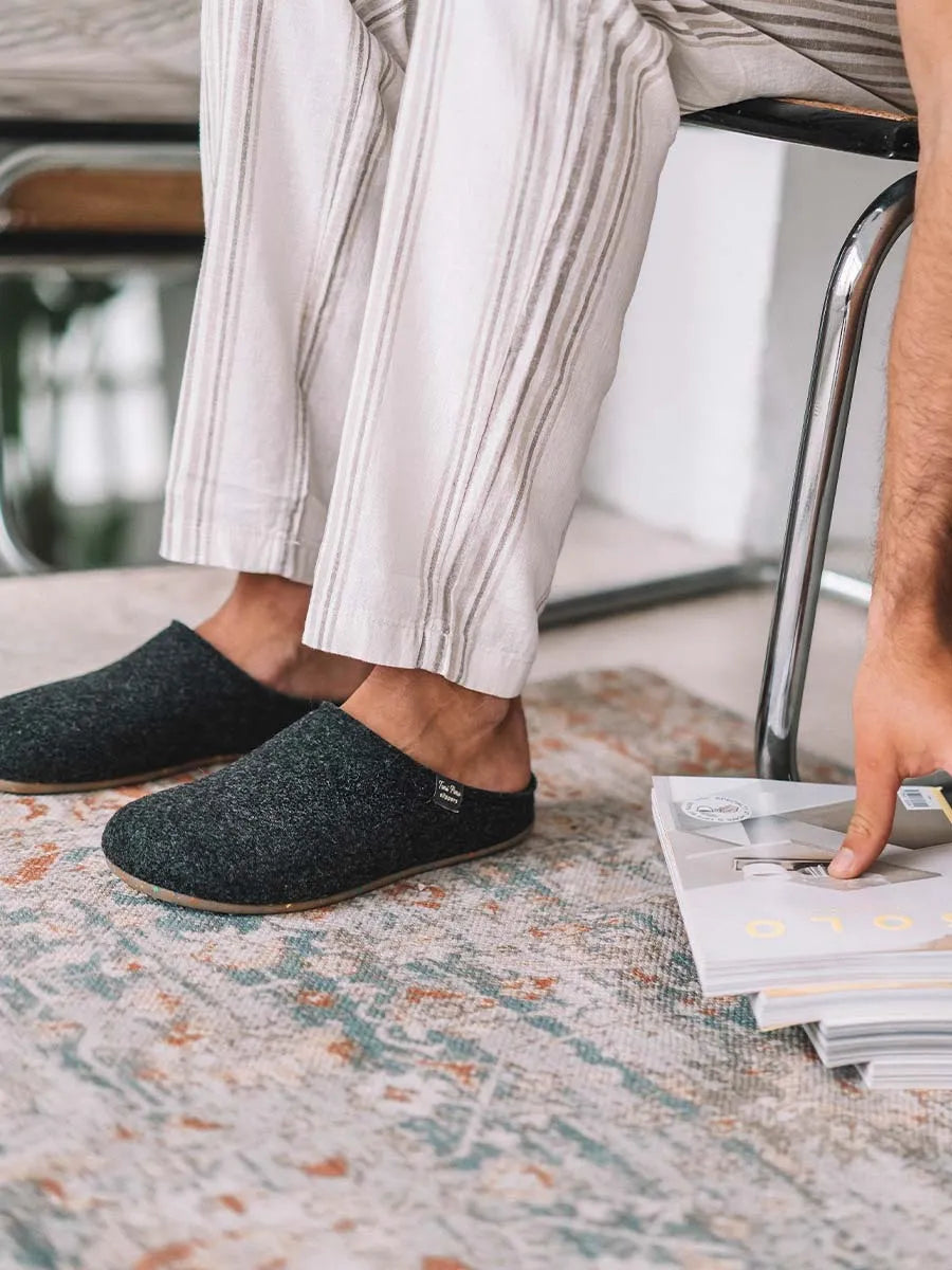 Pantofole da uomo tipo zoccolo in feltro riciclato beige 