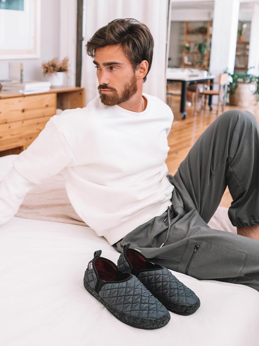 Chaussons pour homme en tissu matelassé en kaki 