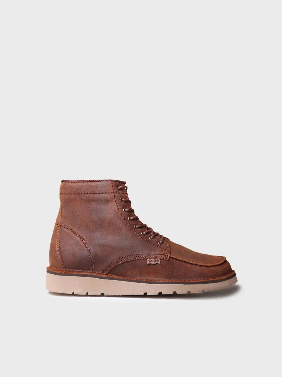 Men's leather boot with laces in brown 