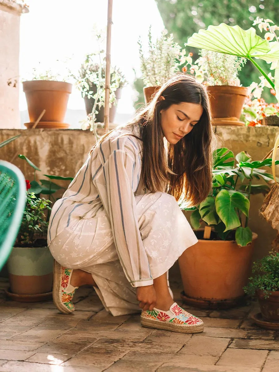 Espadrilles à bout fermé en coton brodé multicolore 