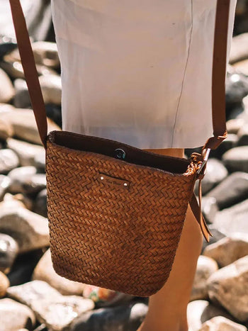 Complementos - Bolso bombonera en cuero trenzado con tira ajustable | SALLY  - Toni Pons  