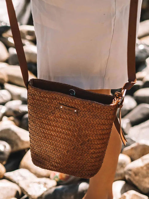 Complementos - Bolso bombonera en cuero trenzado con tira ajustable | SALLY  - Toni Pons  
