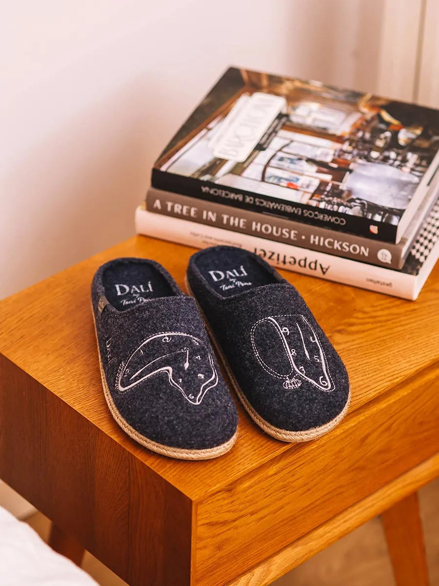 Men's slippers inspired by Salvador Dalí's work in navy blue 