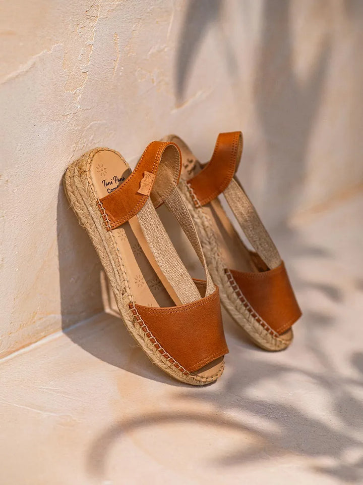 alpargatas mujer - Alpargata de mujer en piel con cuña y elásticos para un calce más ancho | TALA  - Toni Pons  