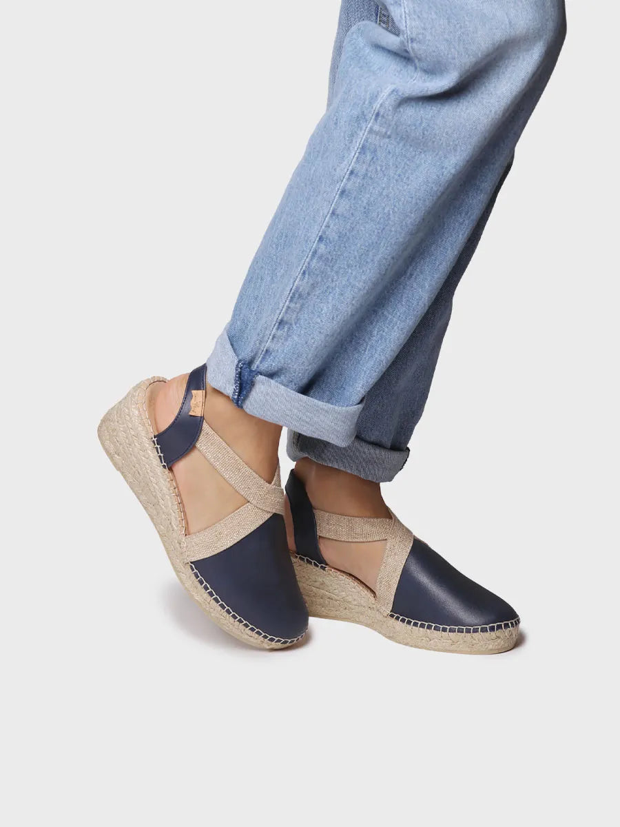 Women's leather espadrille with wedge and elastics designed for wide fit