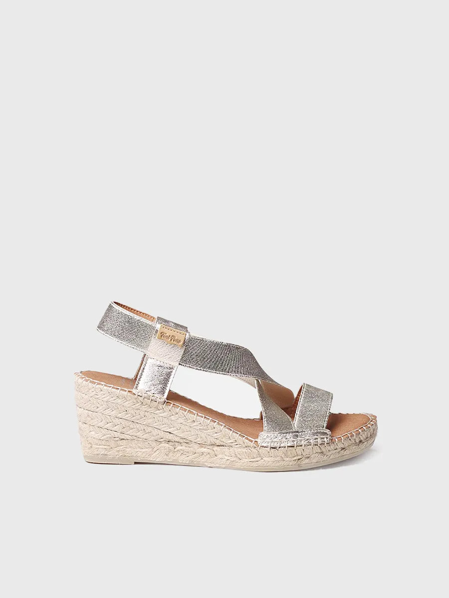 Metallic wedge sandal with straps