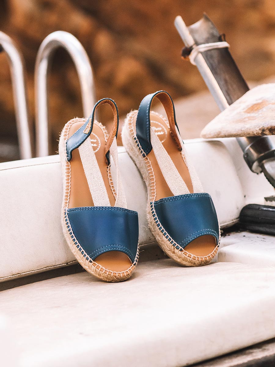 Flat leather sandal with elastics| TONI PONS