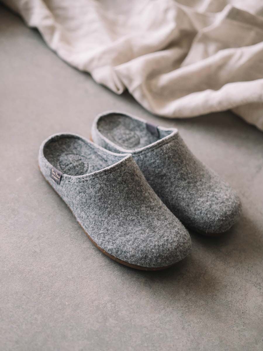 Women's clog-style slipper made from recycled felt in grey - MONA-FR