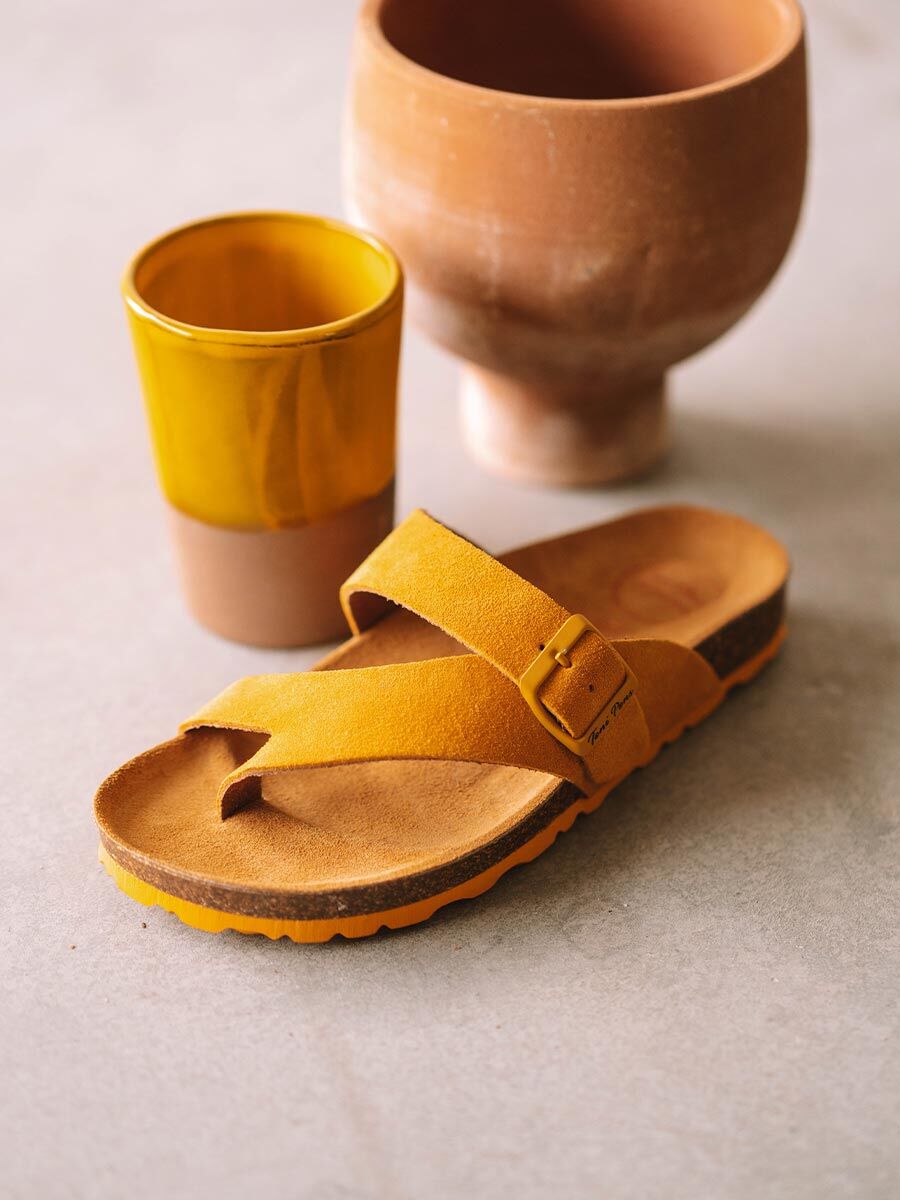Sandalia de mujer con hebilla en color Amarillo - GAIA-QT