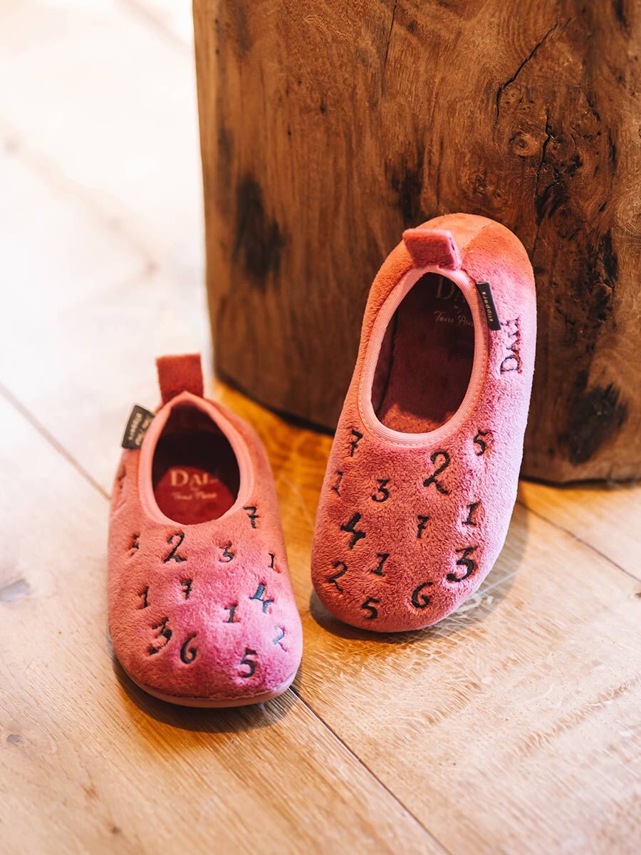 Chaussons pour enfants inspirés par l'œuvre de Salvador Dalí en couleur nude - IMAGINA