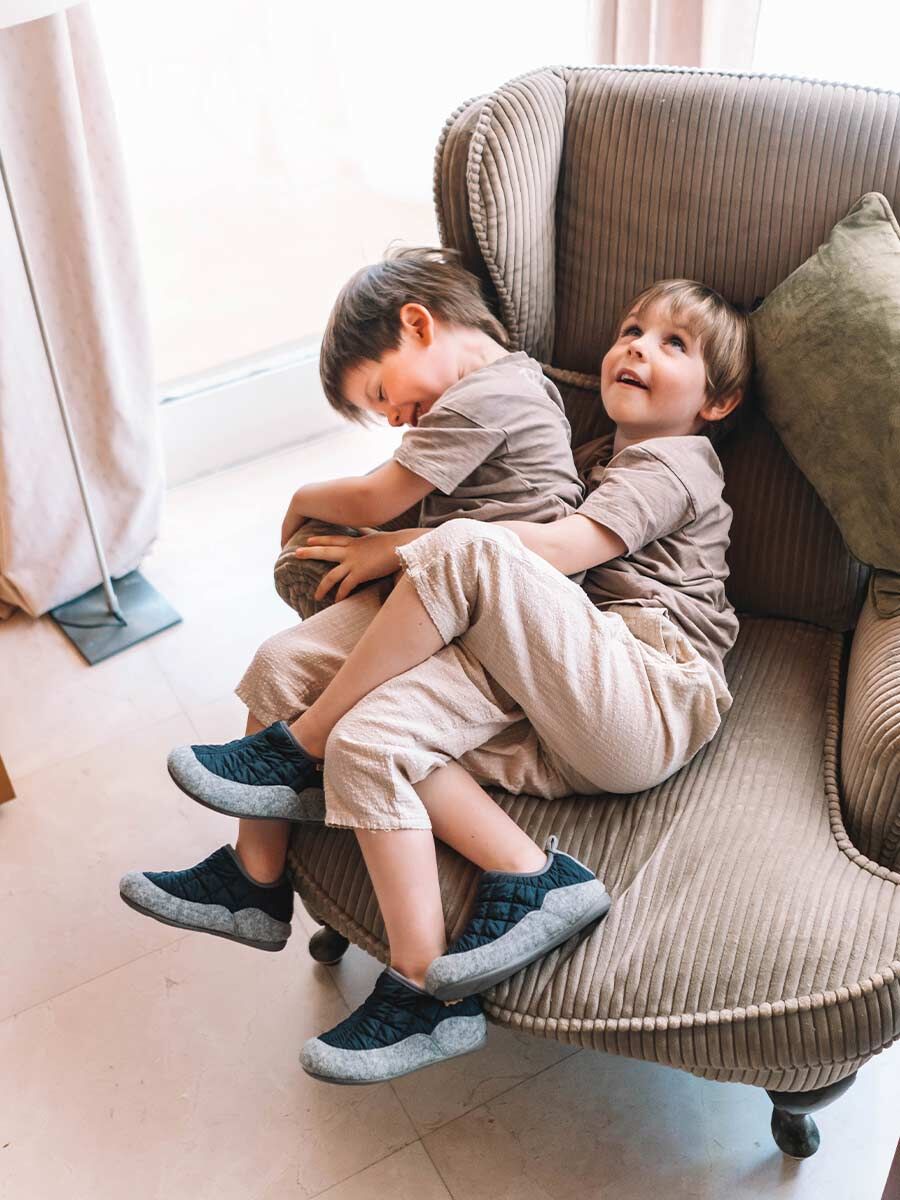 Slippers para niños en fieltro y tejido acolchado en azul marino - LIOR-UM