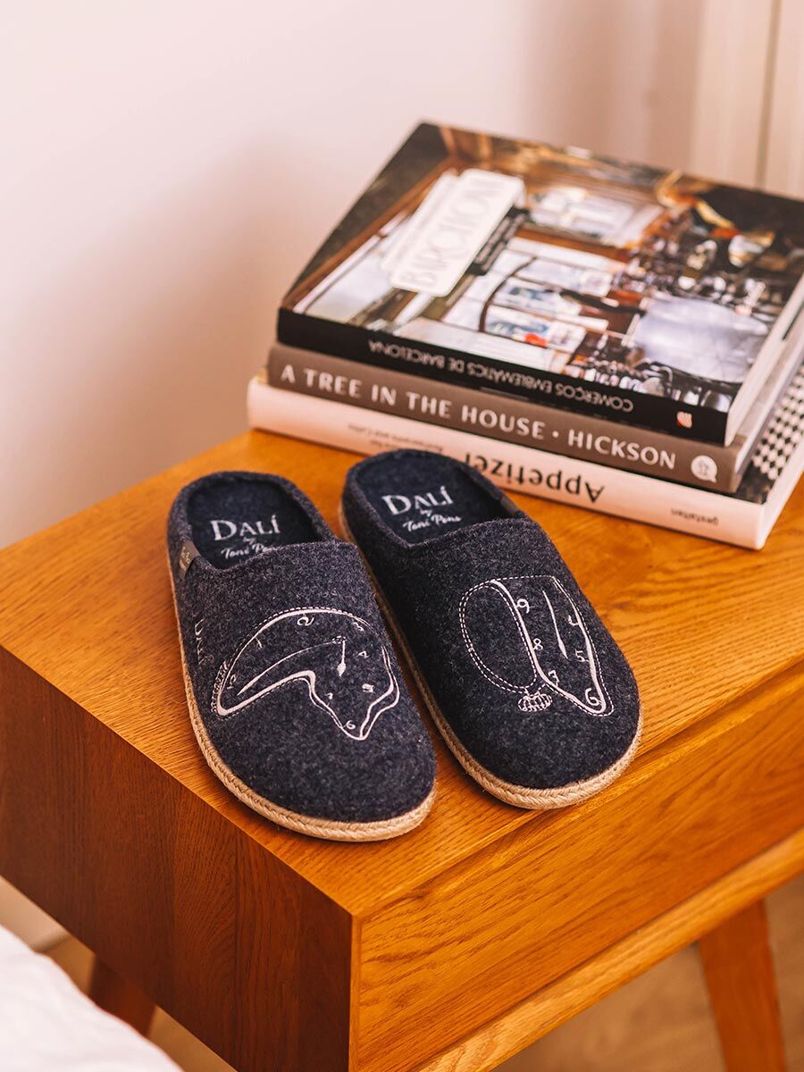 Men's slippers inspired by Salvador Dalí's work in navy blue - SOMNI